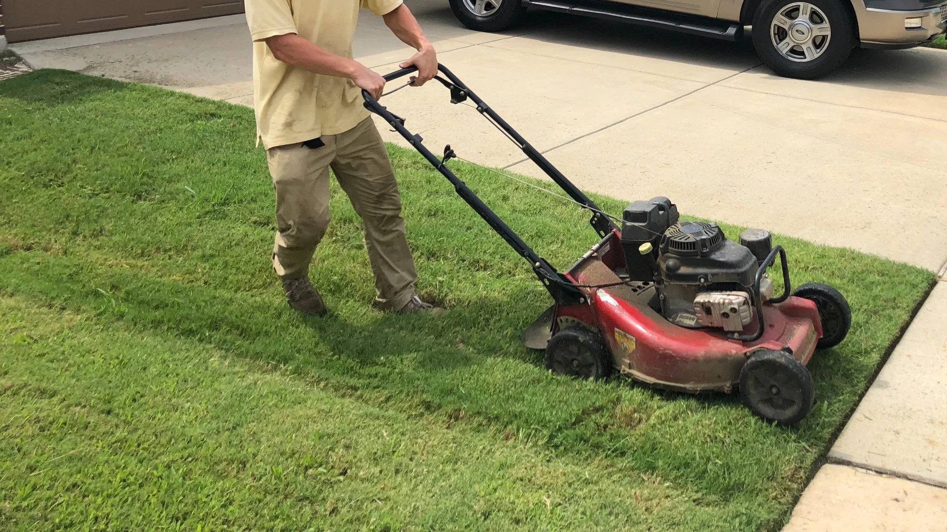 3 Things You Should Check on Your Lawn Mower Before Cutting Your Grass