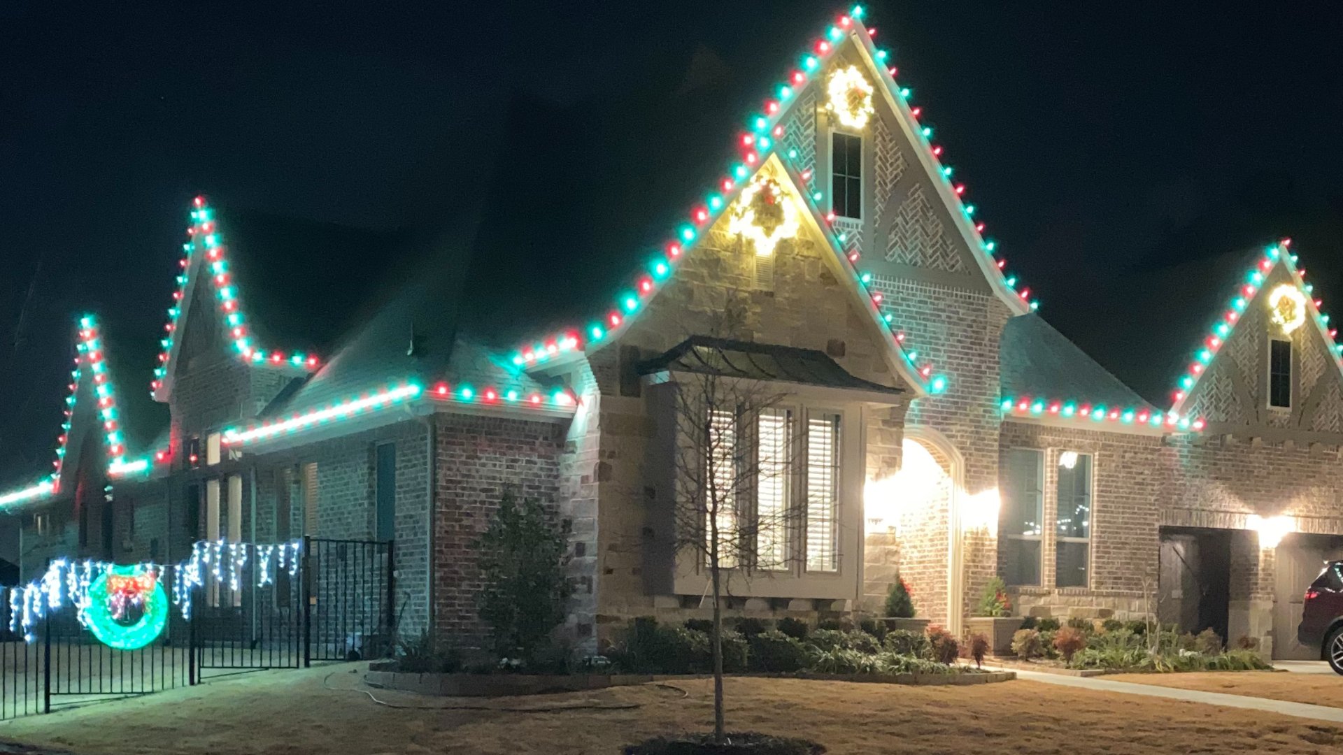 Signing Up for a Professional Holiday Lighting Service Is Worth It!