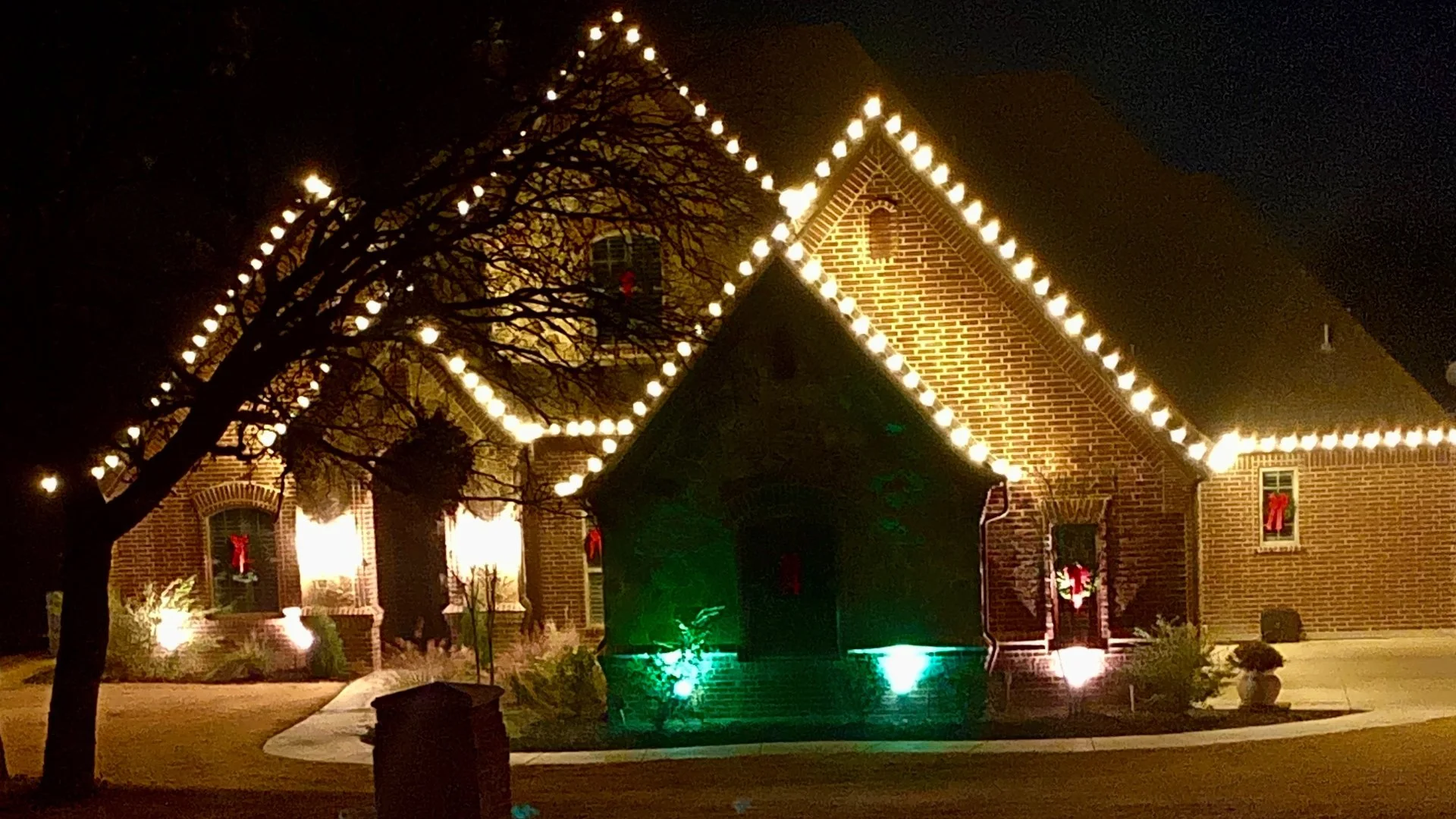 Green Flags to Look for When Hiring a Company to Install Your Holiday Lighting